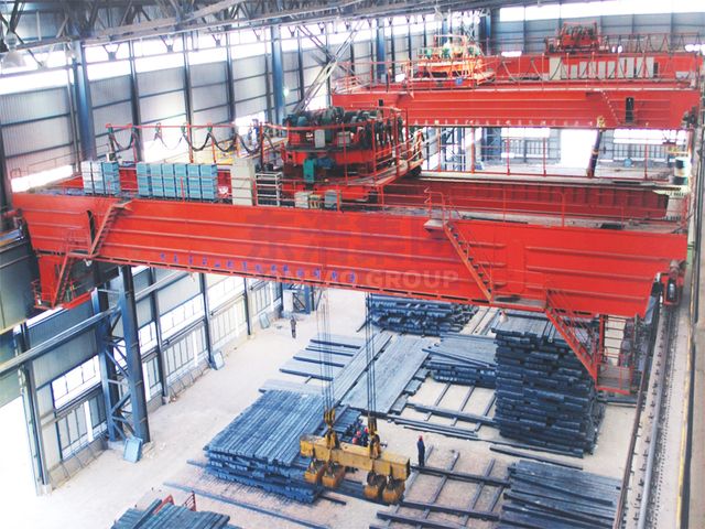 Rotary hanging beam bridge crane