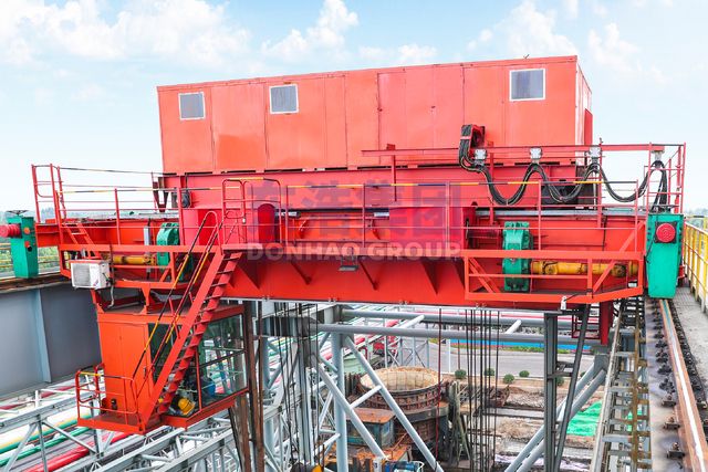 Intelligent coke tank crane